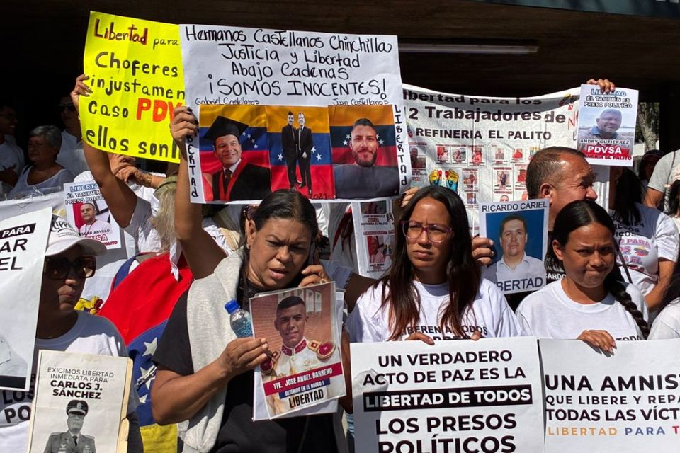 Students and families protest to demand the freedom of political prisoners