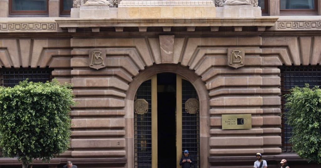 Survey shows improvement in Banxico's communication, amid accusations