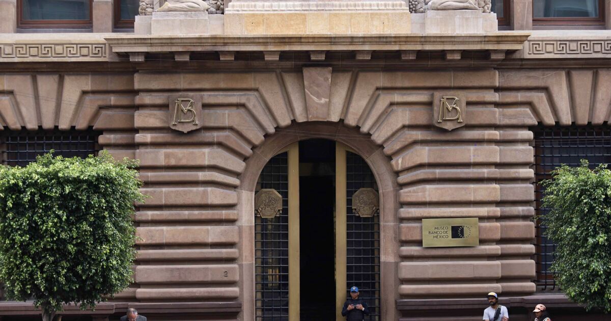 Survey shows improvement in Banxico's communication, amid accusations