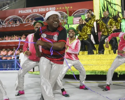 TV Brasil broadcasts parade of samba schools from the Prata Series in Rio