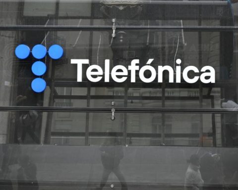 Telefónica sells its subsidiary in Chile and withdraws from Latin America