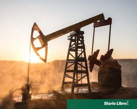 Texas oil falls amid future US-Iran talks