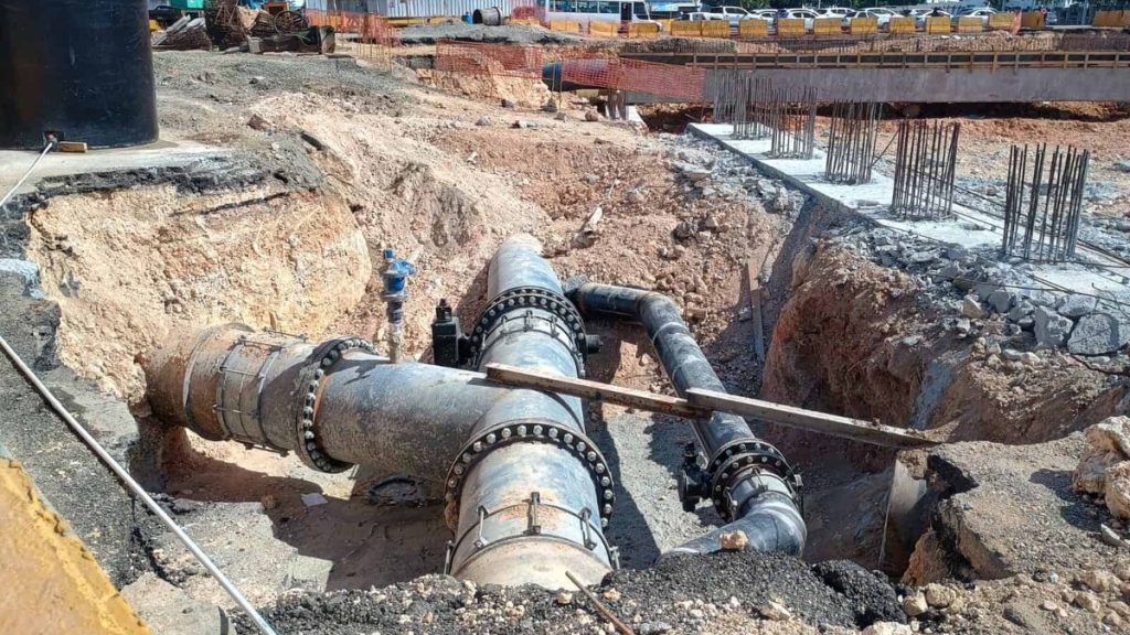 The Caasd relocates pipes in the Plaza de la Bandera