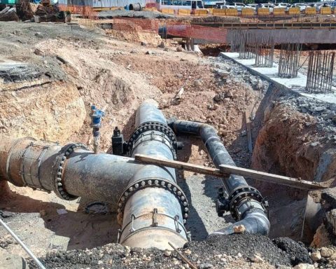 The Caasd relocates pipes in the Plaza de la Bandera