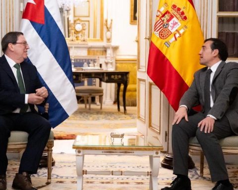 The Cuban Foreign Minister and Mike Hammer meet in Madrid, each on their own side