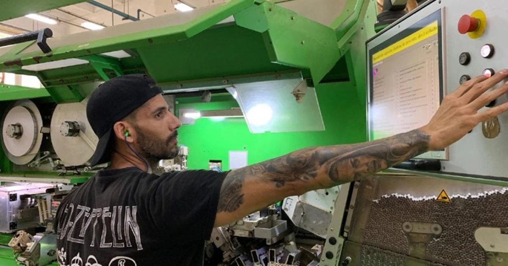 The Holguín cigarette factory, another company that stops due to lack of fuel