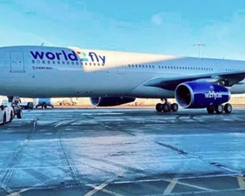 The Spanish company World2Fly cancels one of its two weekly flights to Cuba