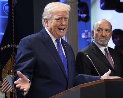 The US begins to apply a 10% global tariff while Trump plans to raise it to 15%