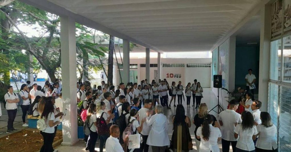 The US increases pressure on Caribbean countries by demanding that its nationals not study Medicine in Cuba