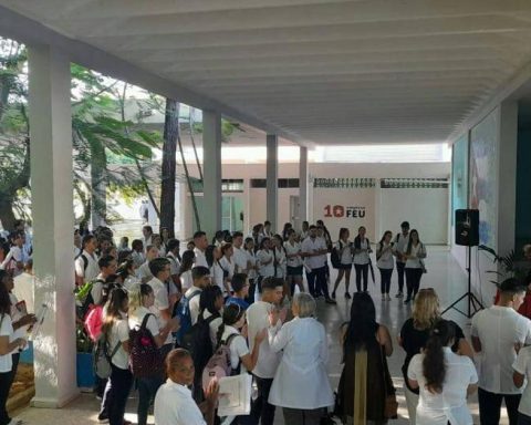 The US increases pressure on Caribbean countries by demanding that its nationals not study Medicine in Cuba