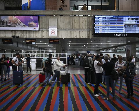 The United States inspects the Maiquetía international airport