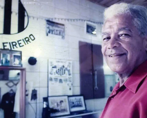 The barber who shaped King Pelé's forelock dies