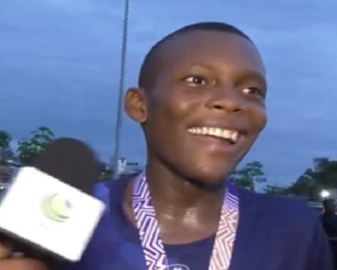 Futbolista en torneo infantil en Chocó.