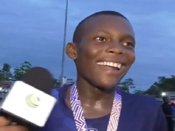 Futbolista en torneo infantil en Chocó.