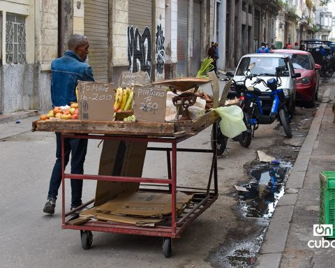 The dollar breaks the barrier of 500 pesos in the informal market