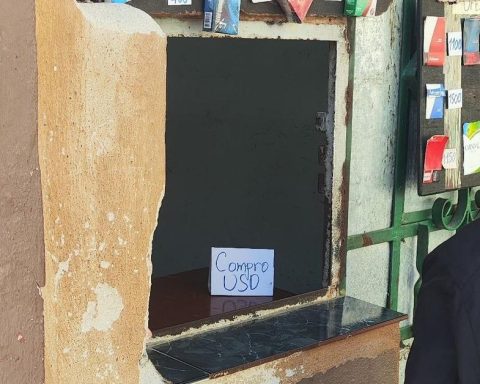 The dollar reaches 500 pesos in the informal market and 482 in the official Cadeca