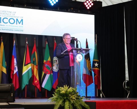 The insular Caribbean ignores pressure from Washington and decides to support a Cuba in critical condition