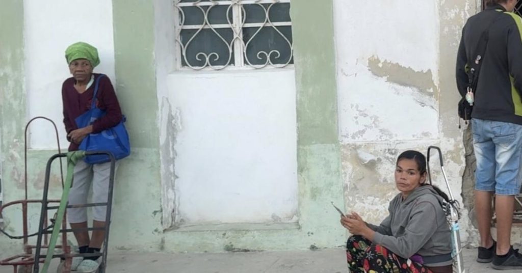The lines overflow in Havana to buy liquefied gas bales
