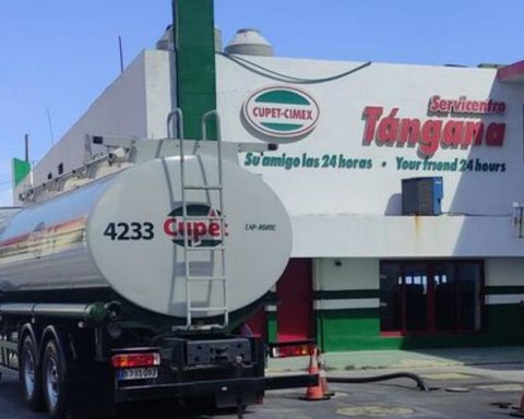 The private sector has begun to import fuels, but always through a state company