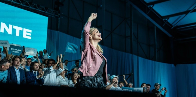 Costa Rica, derecha, Laura Fernández