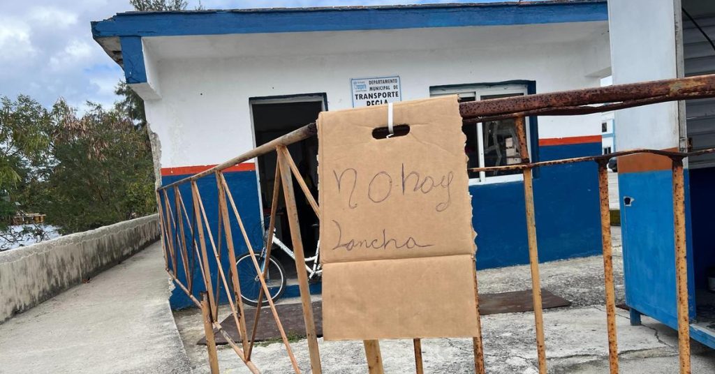 The small boat in Regla runs out of fuel and service with Havana is suspended