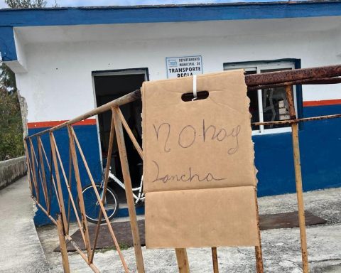 The small boat in Regla runs out of fuel and service with Havana is suspended