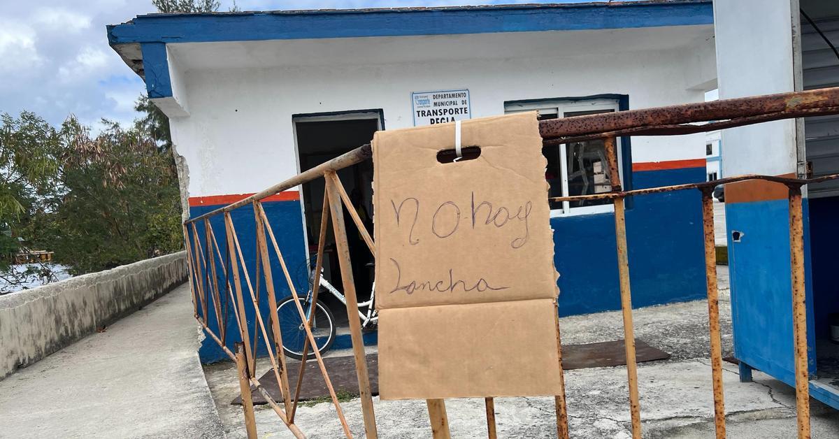 The small boat in Regla runs out of fuel and service with Havana is suspended