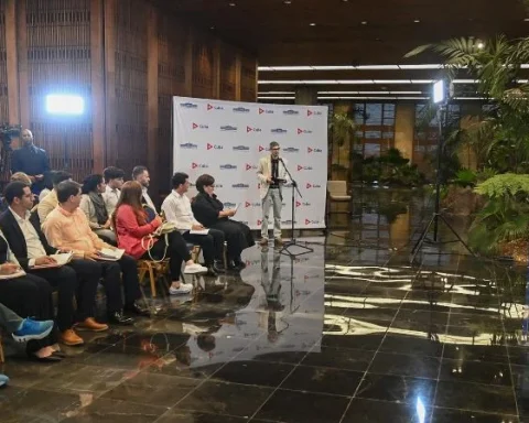 Miguel Díaz-Canel ante voceros oficialistas este jueves