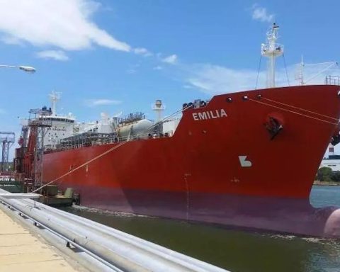 The tanker 'Emilia' returned empty to Cuba due to Jamaica's refusal to sell it gas
