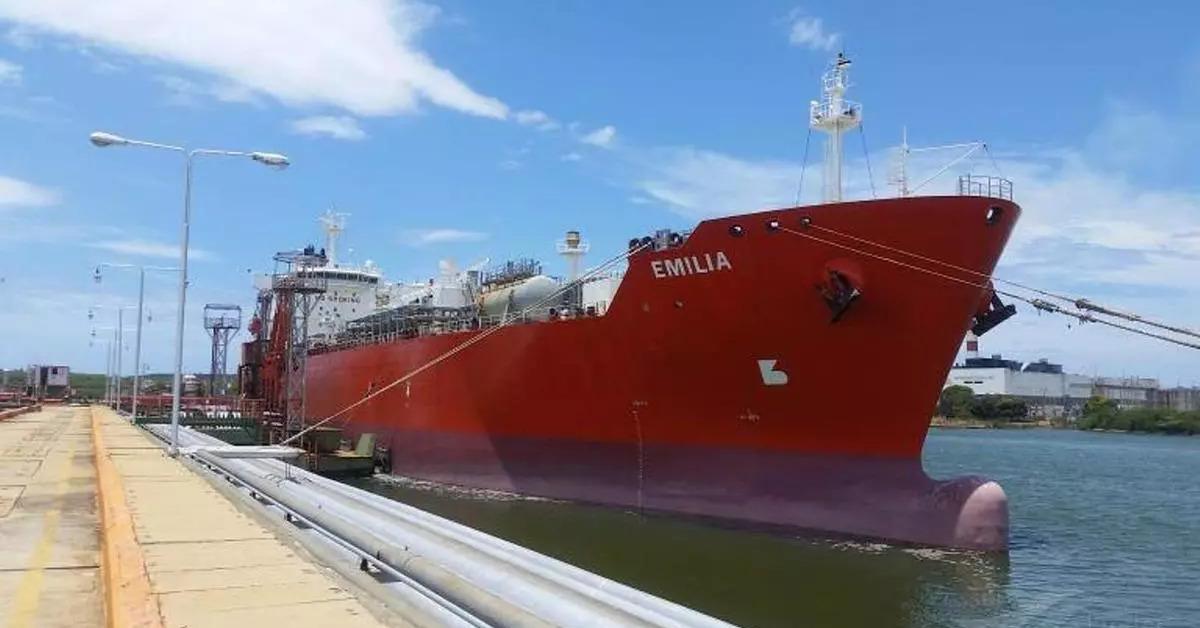 The tanker 'Emilia' returned empty to Cuba due to Jamaica's refusal to sell it gas