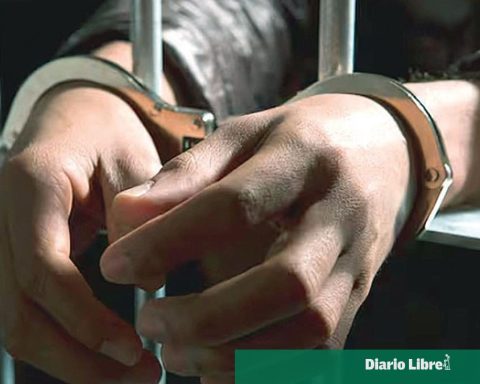 They arrest a former colonel who fled the country after accusing him of sexual abuse