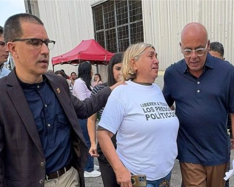 They condemn propaganda use of political prisoners, after Rodríguez's presence in Zone 7