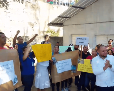 They demand the completion of the San José Adentro high school in Santiago