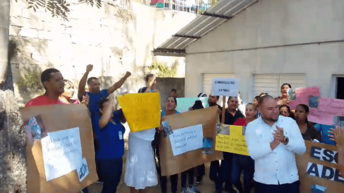 They demand the completion of the San José Adentro high school in Santiago