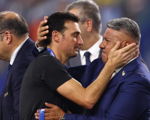 They prohibit the president of the AFA from leaving Argentina