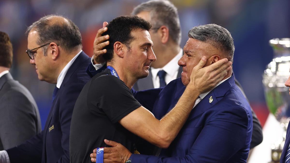 They prohibit the president of the AFA from leaving Argentina