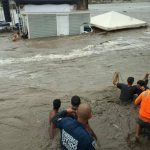 They rescued five people who were isolated by the flooding of the Guanare River in Portuguesa