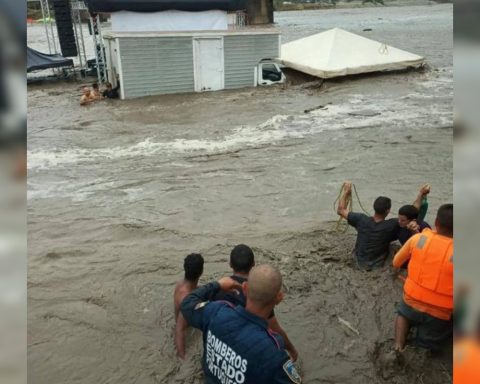 They rescued five people who were isolated by the flooding of the Guanare River in Portuguesa