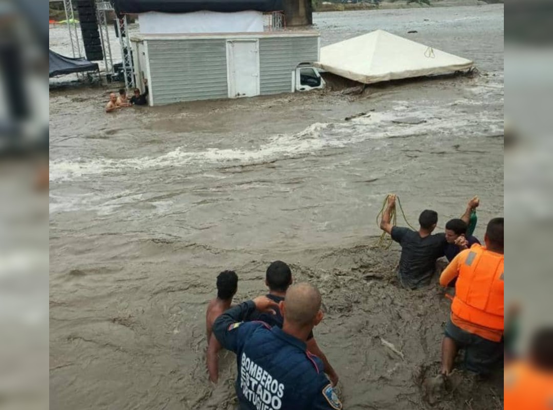 They rescued five people who were isolated by the flooding of the Guanare River in Portuguesa
