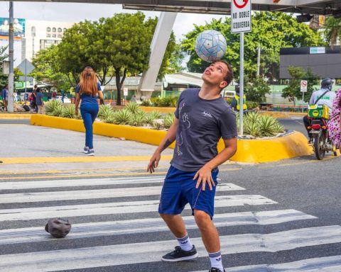 To the rhythm of the lights, a young man performs free soccer acrobatics