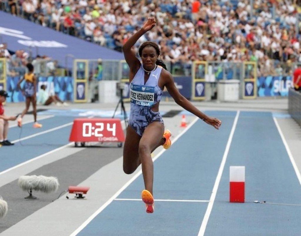 Triplist Leyanis Pérez debuts with leading brand of the season