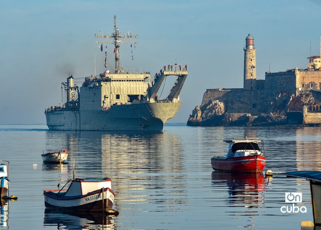 Two Mexican ships arrive in Havana with a second shipment of humanitarian aid