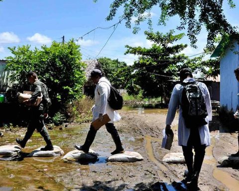 Two countries join the list of those that cancel the hiring of Cuban doctors