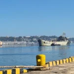 Llegada a la bahía de La Habana de uno de los buques con ayuda humanitaria enviados por el Gobierno mexicano