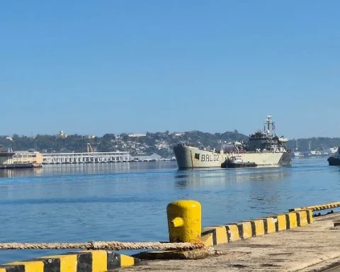 Llegada a la bahía de La Habana de uno de los buques con ayuda humanitaria enviados por el Gobierno mexicano