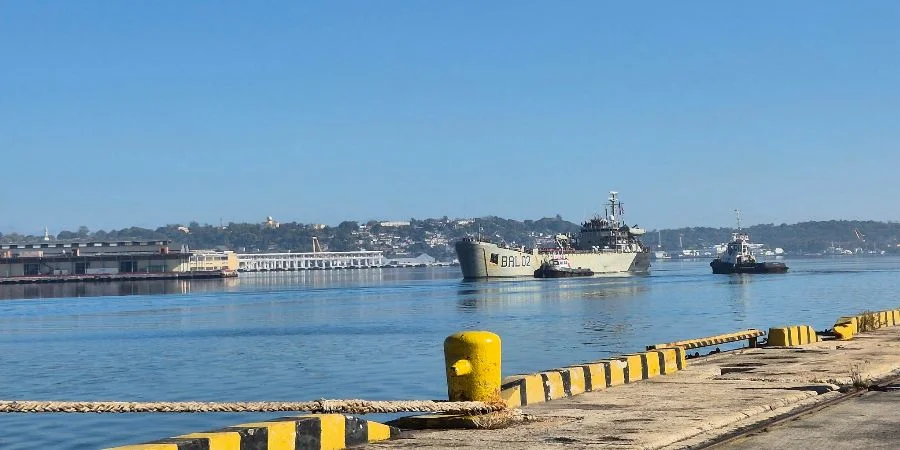 Llegada a la bahía de La Habana de uno de los buques con ayuda humanitaria enviados por el Gobierno mexicano