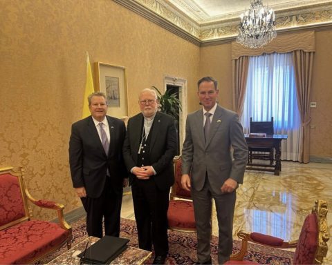 US diplomats arrive at the Vatican to talk about Cuba, a bishop from the island was received by the Pope