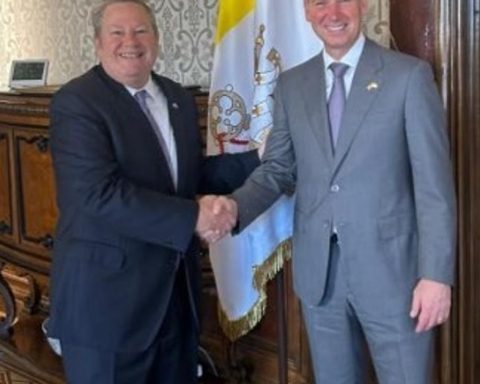 US diplomats meet with a Vatican representative to talk about Cuba