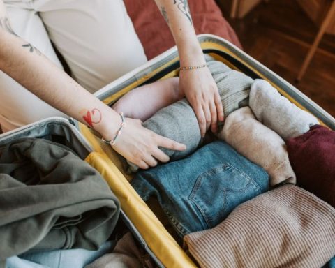 Vacation 2026: what cannot be missing in your luggage during an international trip
