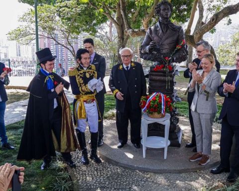 Venezuela accompanies floral offering in Caracas for Russian Diplomat's Day